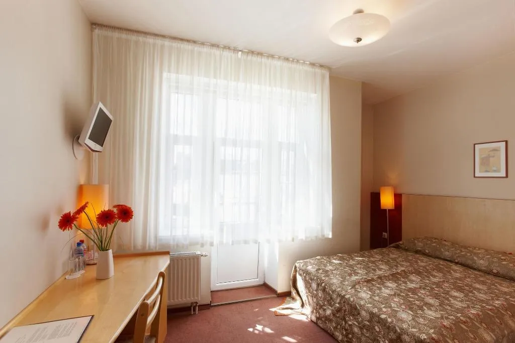 Room, Edvards, Riga