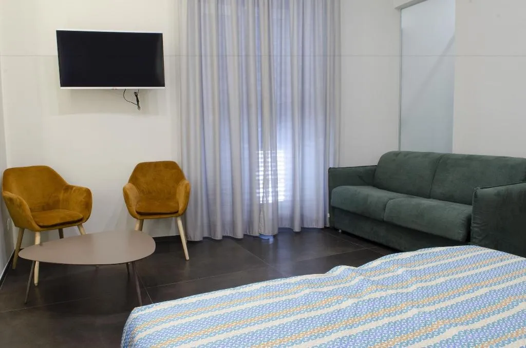 Room, Napoli Svelata, Naples