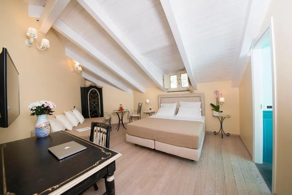 Room, B B Villa Fabiana, Naples