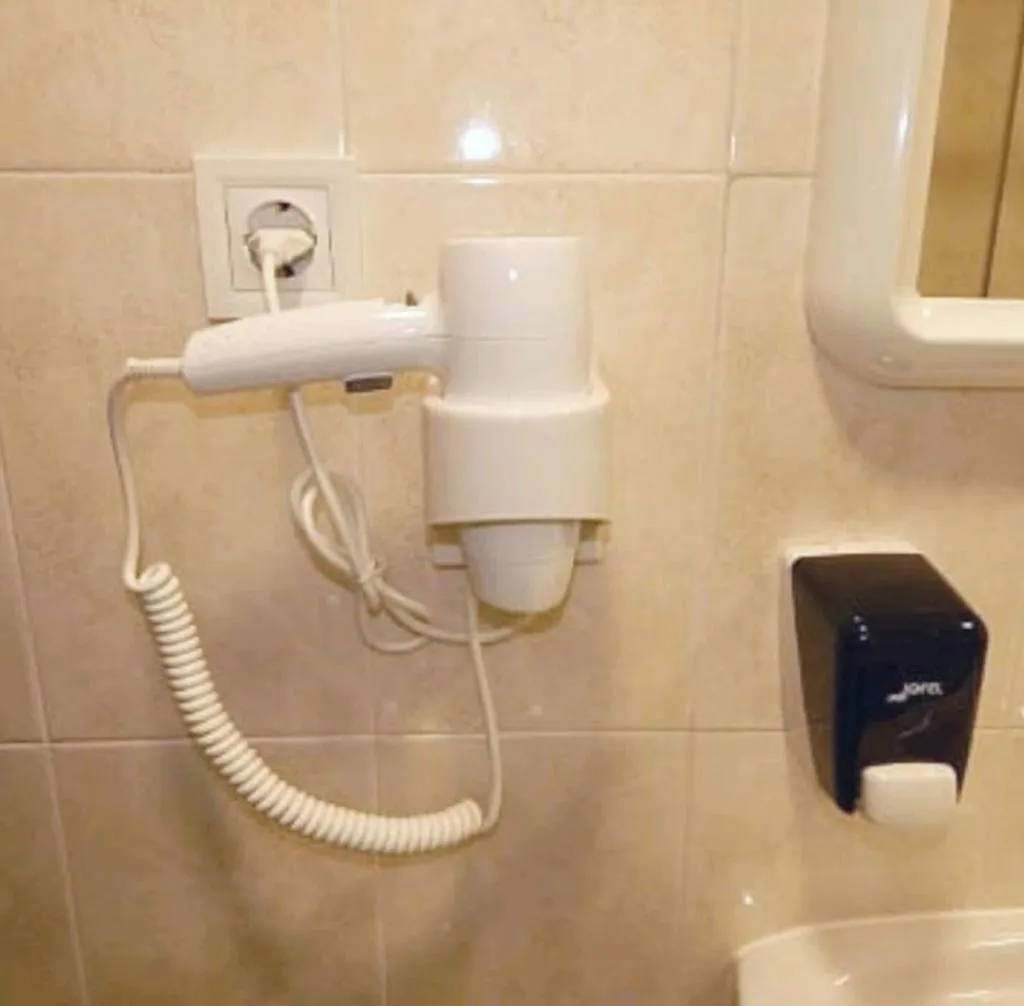 TRIPLE WITH SHARED BATHROOM Room, Hostal El Peine, Madrid