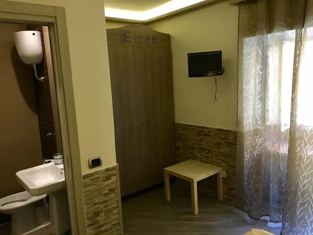 Room, Pensione Enea, Naples