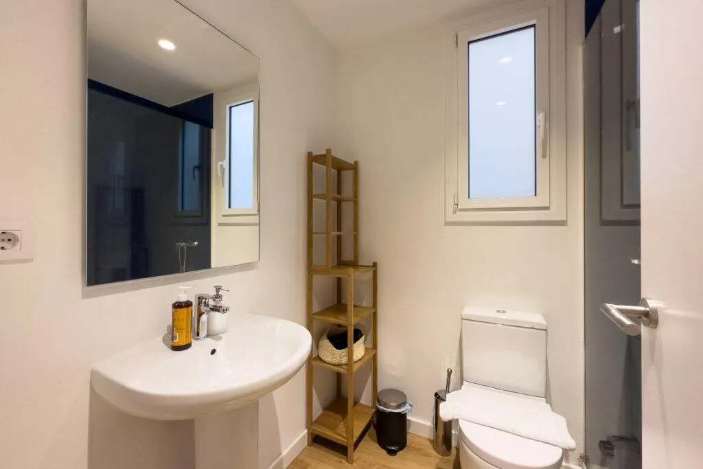 APARTMENT FOUR BEDROOMS Room, Ainb Barcelona Sants Apartments, Barcelona