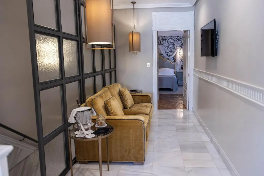 DOUBLE GRAND Room, Gravina 51, Seville