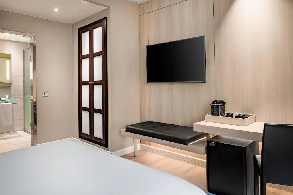 DOUBLE QUEEN SIZE BED Room, AC Barcelona Irla, Barcelona