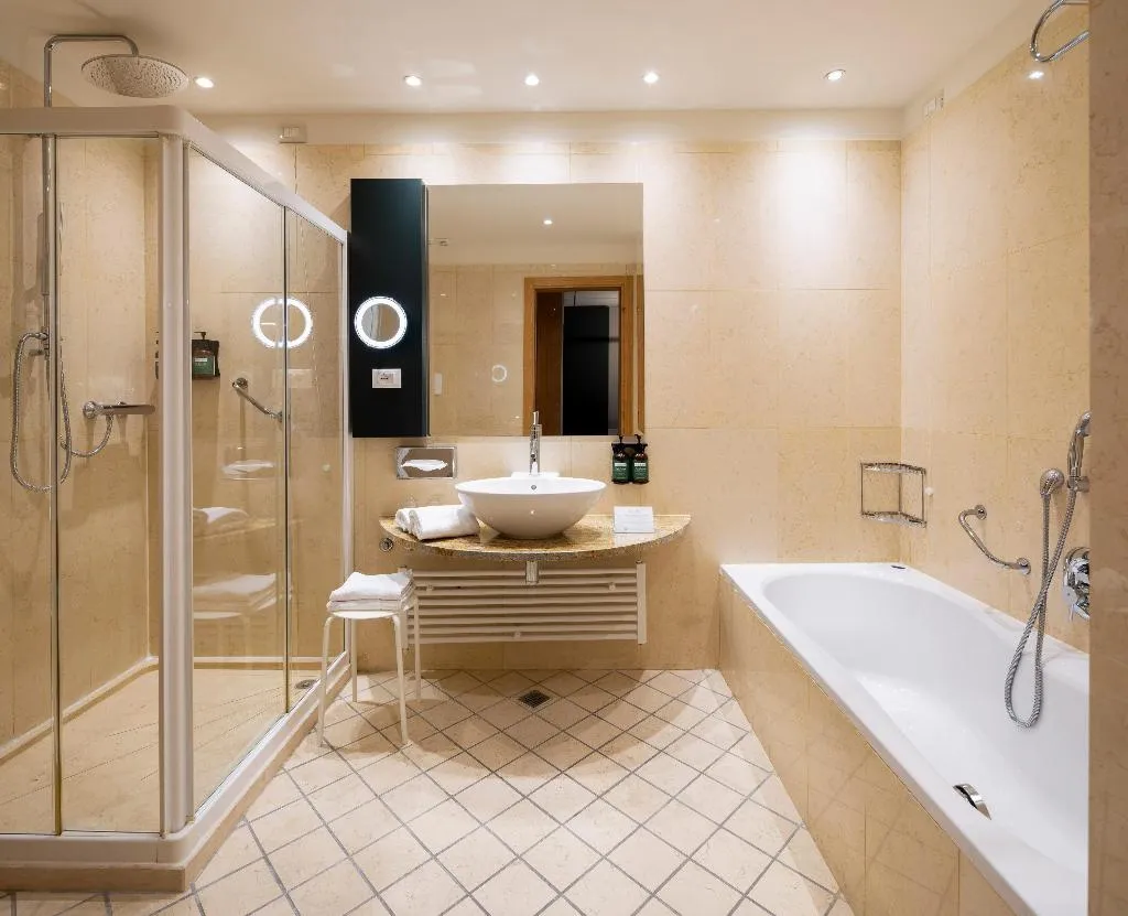 DOUBLE PREMIUM KING BED Room, Crowne Plaza Padova, Venice