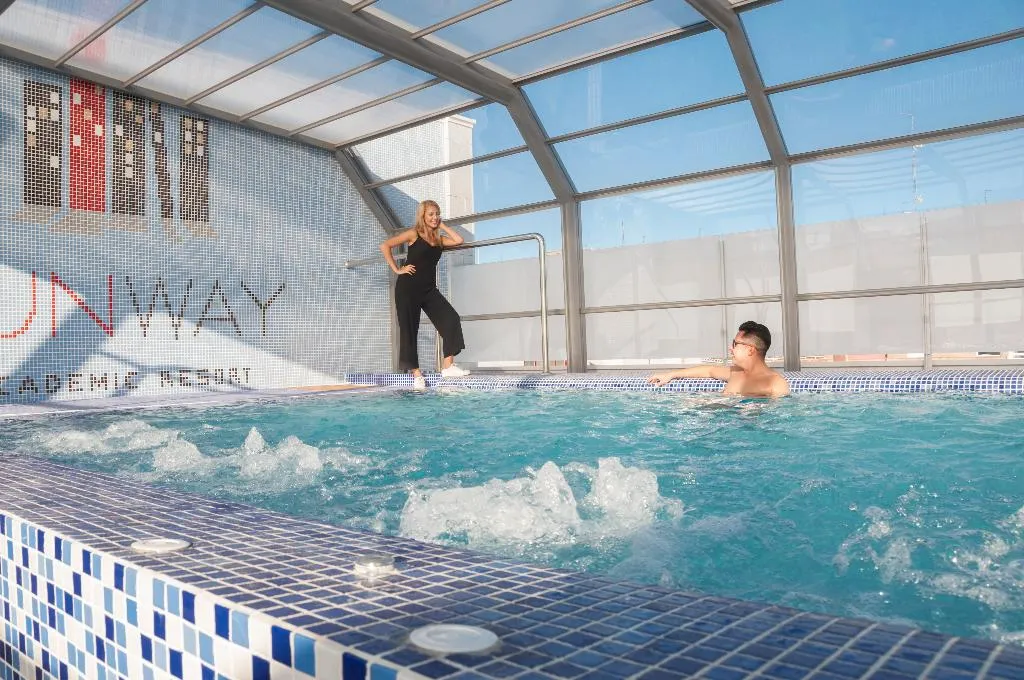 Pool, Funway Academic Resort, Madrid