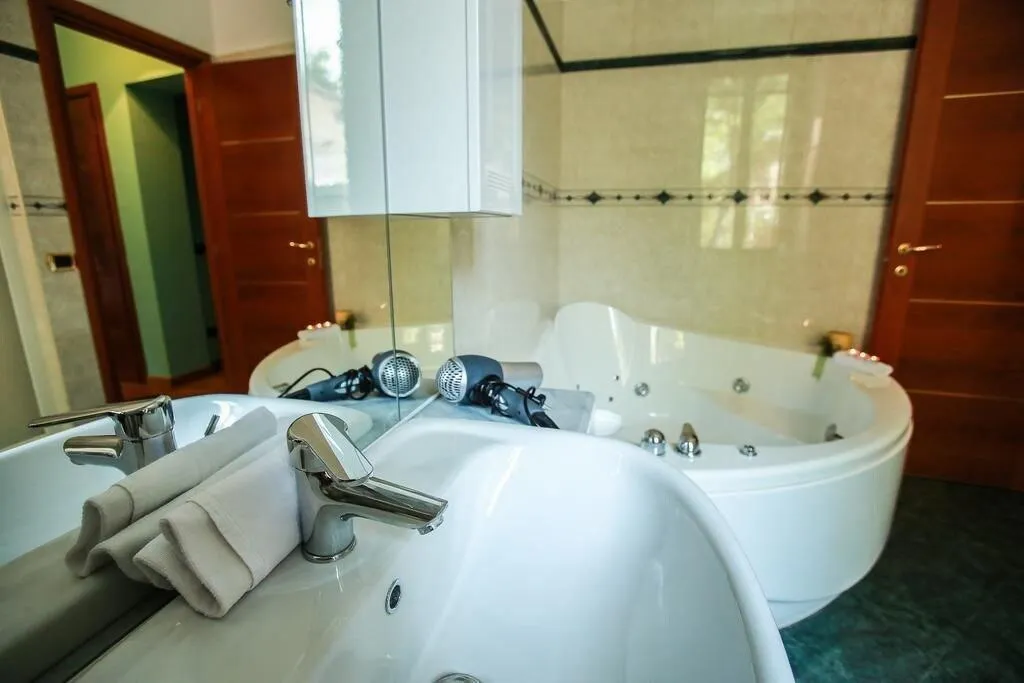 Room, A Casa Nostra, Naples