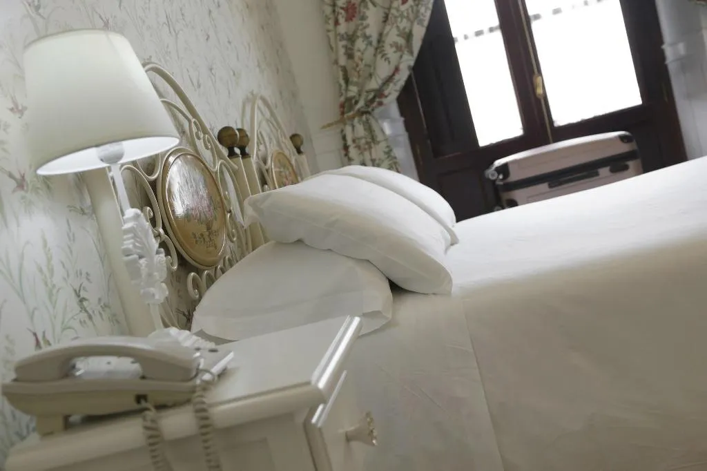 Room, Puerta de Sevilla, Seville