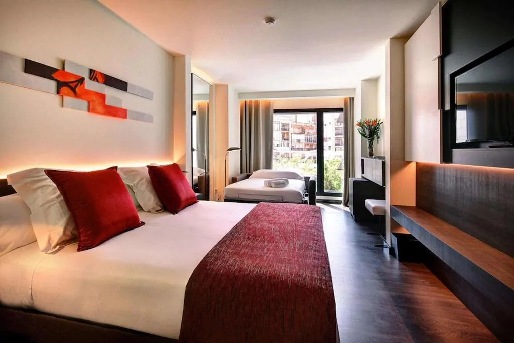 TRIPLE SUPERIOR QUEEN BED Room, Olivia Balmes Hotel, Barcelona