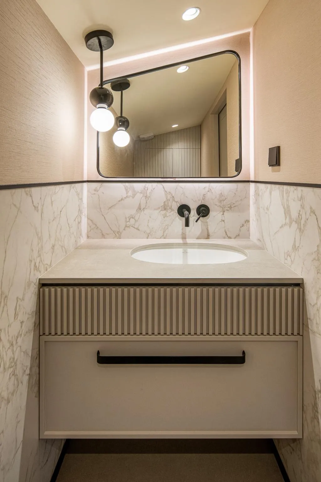 APARTMENT FOUR BEDROOMS TWO BATHROOMS Room, Art Boutique ApartHotel, Krakow