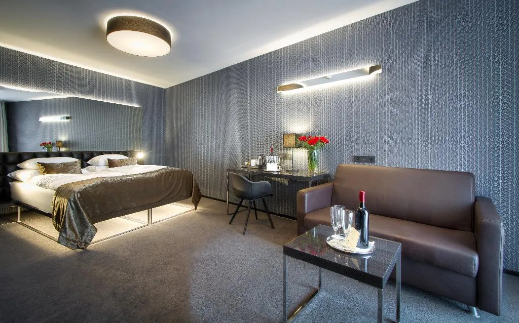 TRIPLE DELUXE Room, Mucha, Prague
