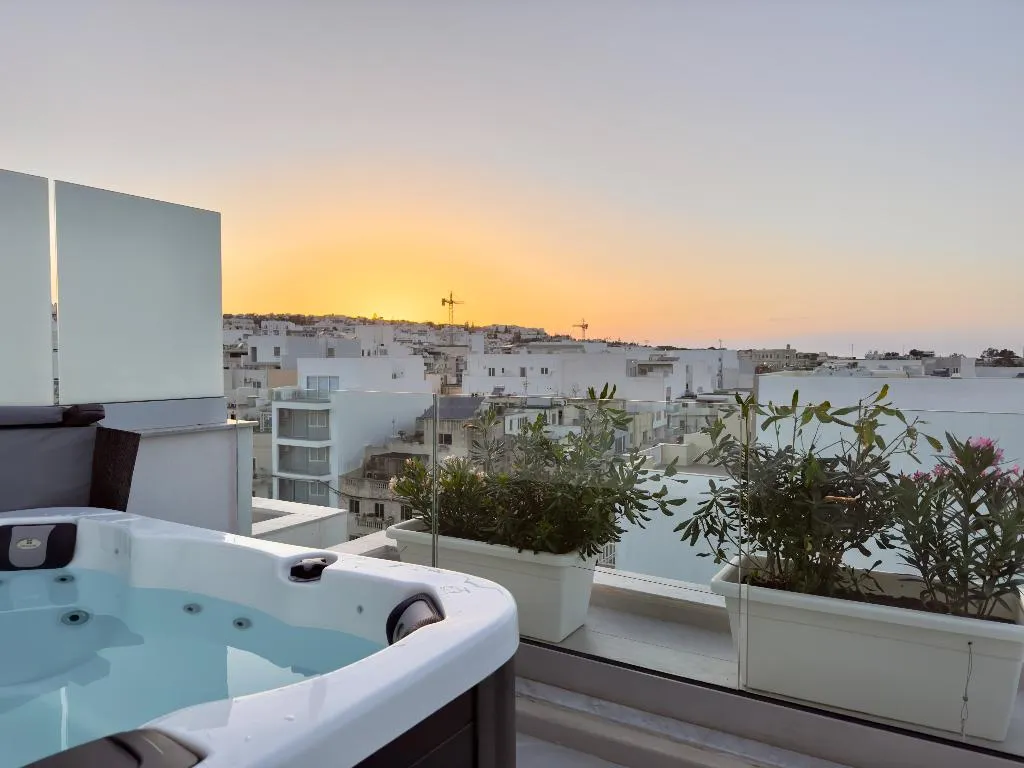 DOUBLE WITH JACUZZI Room, C'est La Vie Boutik Swieqi, Malta