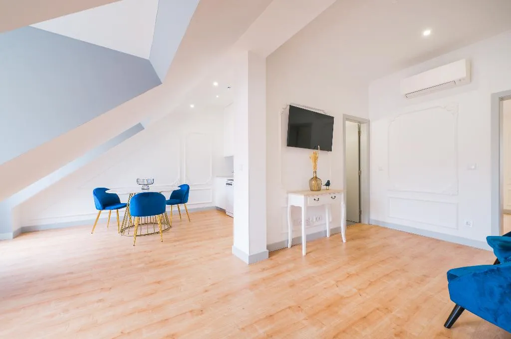 APARTMENT PENTHOUSE Room, Via Augusta 129, Lisbon
