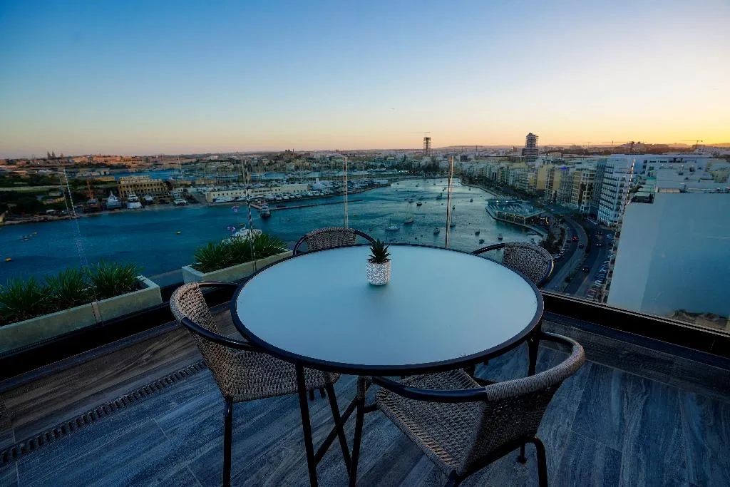 SUITE KING BED WITH JACUZZI Room, The Londoner Hotel Sliema, Malta