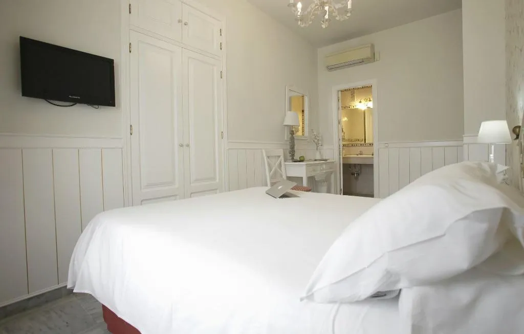 Room, Puerta de Sevilla, Seville