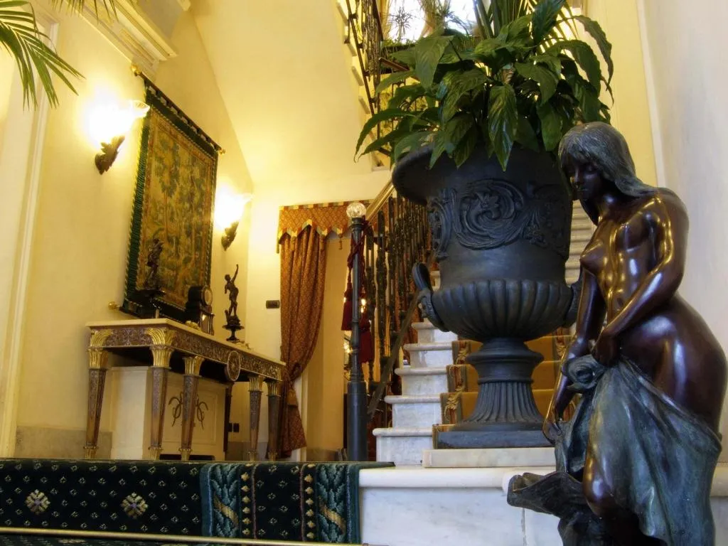 Lobby, Liberty, Catania