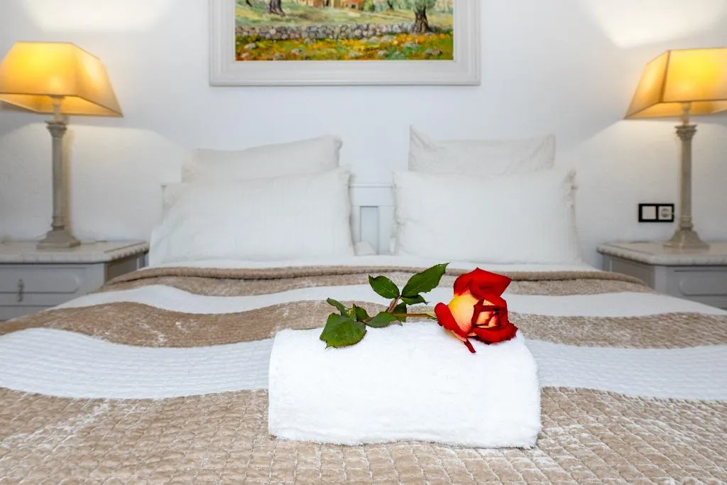 FAMILY ROOM WITH TERRACE Room, Hotel Rural Predio Son Serra, Majorca