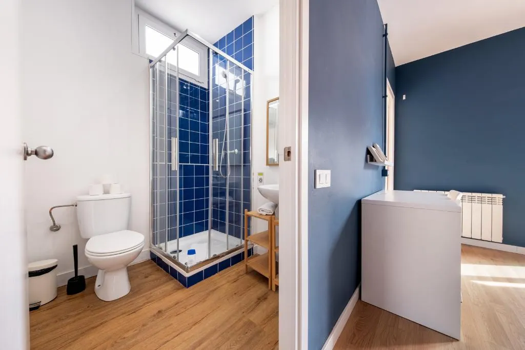 APARTMENT CAPACITY 5 THREE BEDROOM Room, Ainb Barcelona Sants Apartments, Barcelona