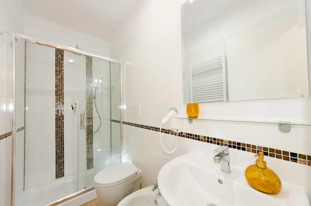 Room, Gemme Di Roma, Naples
