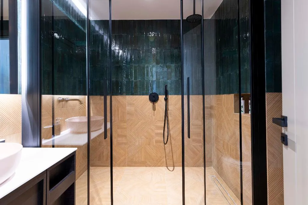DOUBLE DELUXE QUEEN BED Room, Parea, Athens