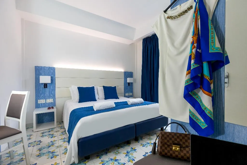 Double or Twin ONE BEDROOM ONE BATHROOM Room, Giosue' a Mare, Naples