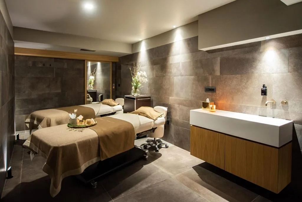 Sports and Entertainment, Gold Tower Lifestyle Hotel, Naples
