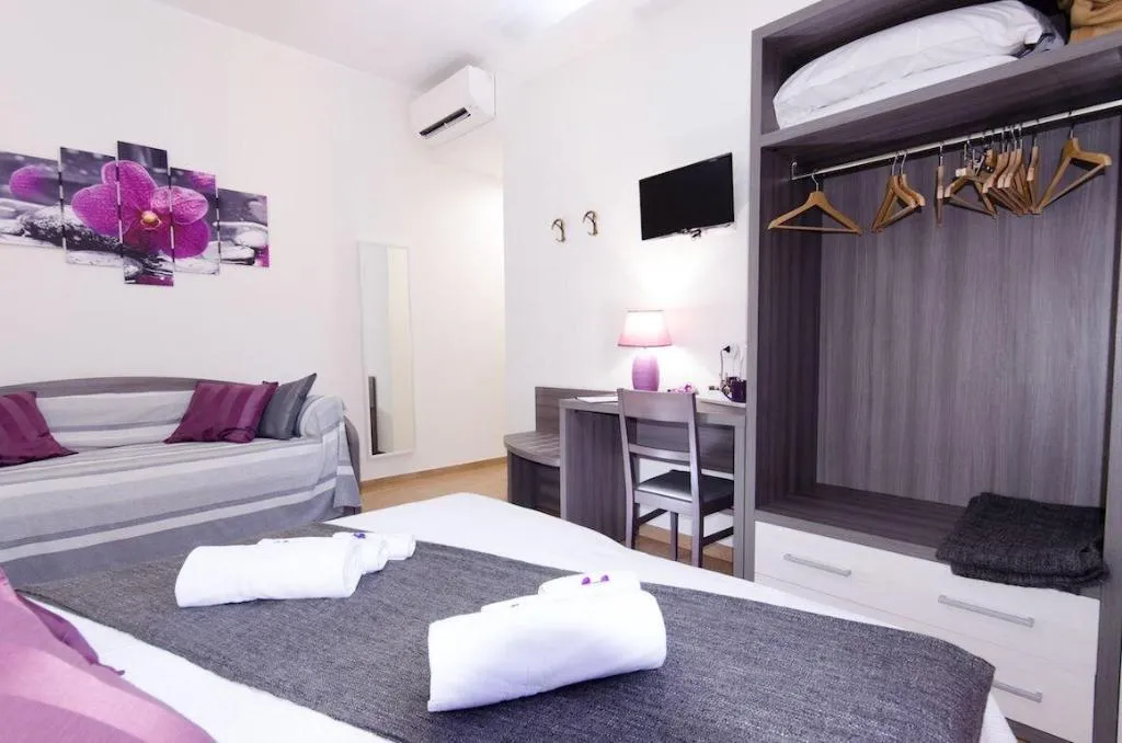Room, Gemme Di Roma, Naples
