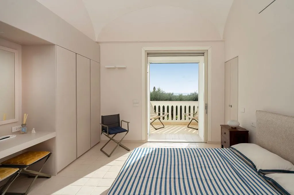 APARTMENT THREE BEDROOMS THREE BATHROOMS Room, Villa Certosa, Naples