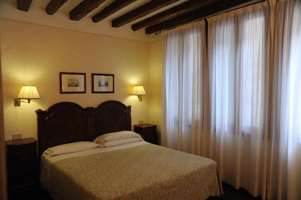 Double or Twin STANDARD Room, Hotel Bisanzio, Venice