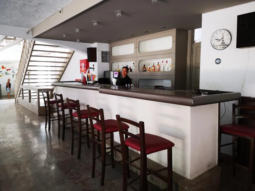 Bar, Apollon, Crete