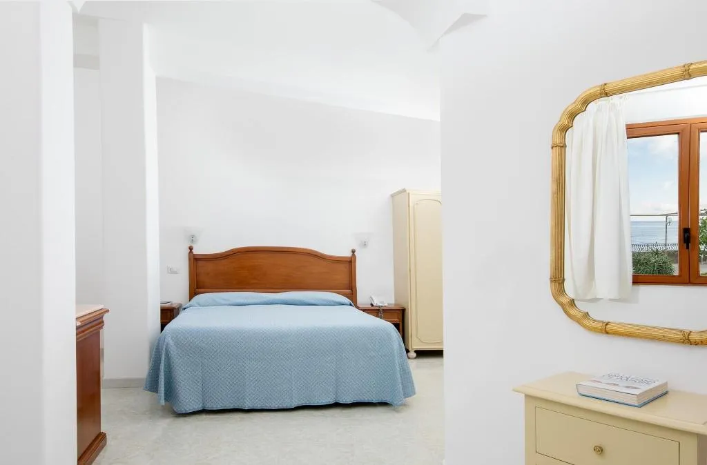 Room, Pupetto, Naples