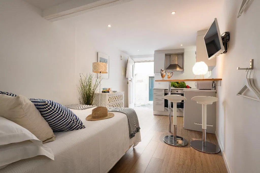 STUDIO STANDARD Room, Alfama Yellow House, Lisbon