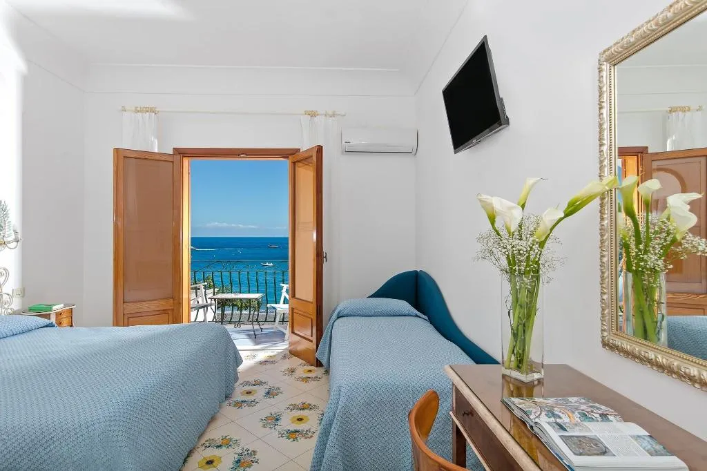 Room, Pupetto, Naples