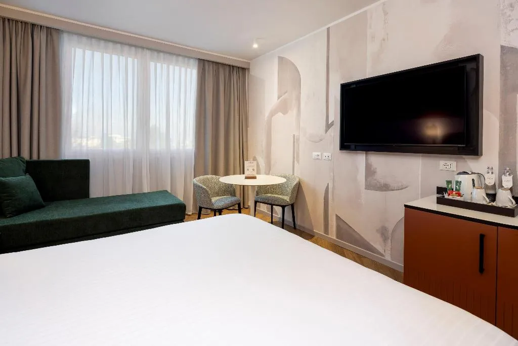 DOUBLE KING SIZE BED Room, Crowne Plaza Padova, Venice