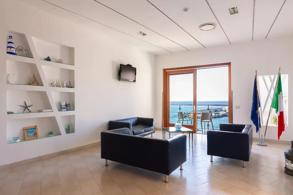 Lobby, Giosue' a Mare, Naples