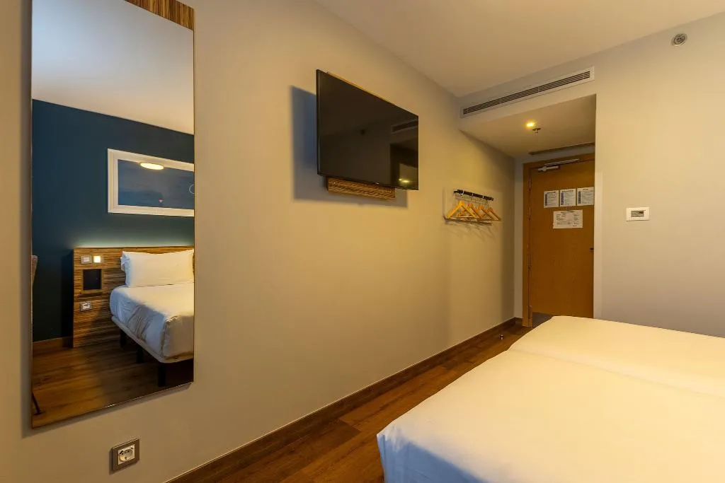 TWIN CAPACITY 1 Room, Travelodge Barcelona Poblenou, Barcelona