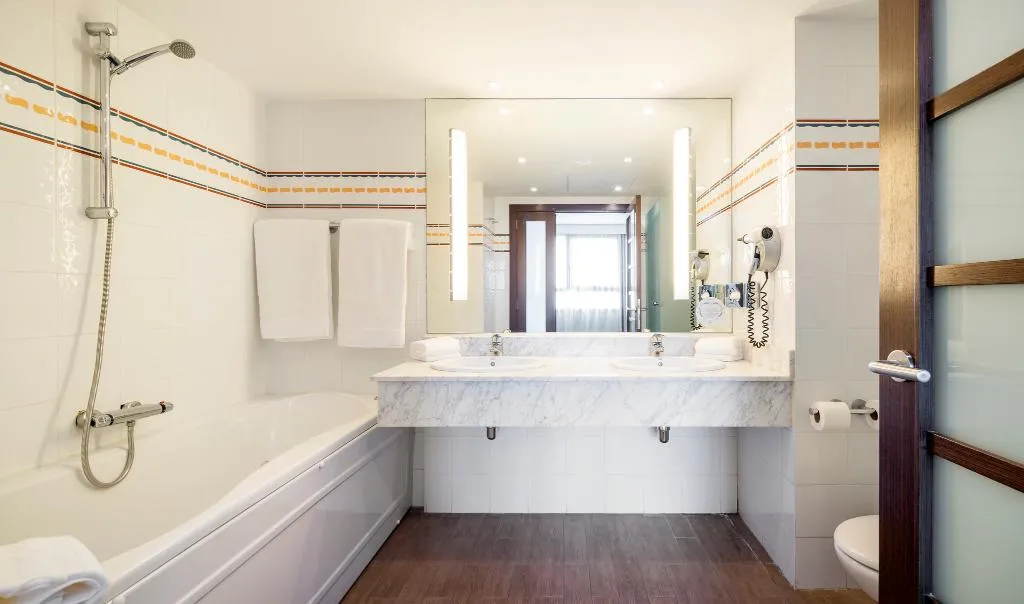 FAMILY ROOM WITH DOUBLE BED Room, Ilunion Valencia 4, Valencia