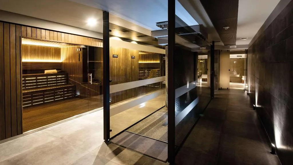 Sports and Entertainment, Gold Tower Lifestyle Hotel, Naples