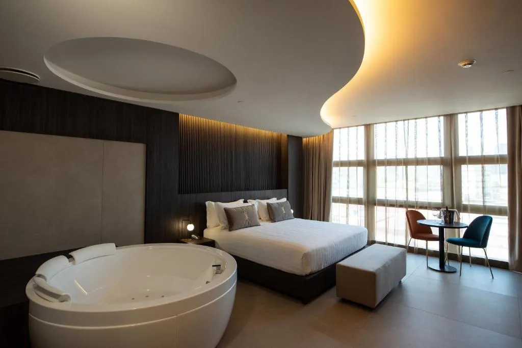 Double or Twin EXECUTIVE CITY VIEW Room, Gold Tower Lifestyle Hotel, Naples