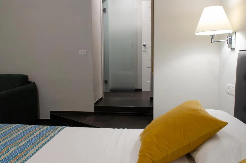 Room, Napoli Svelata, Naples