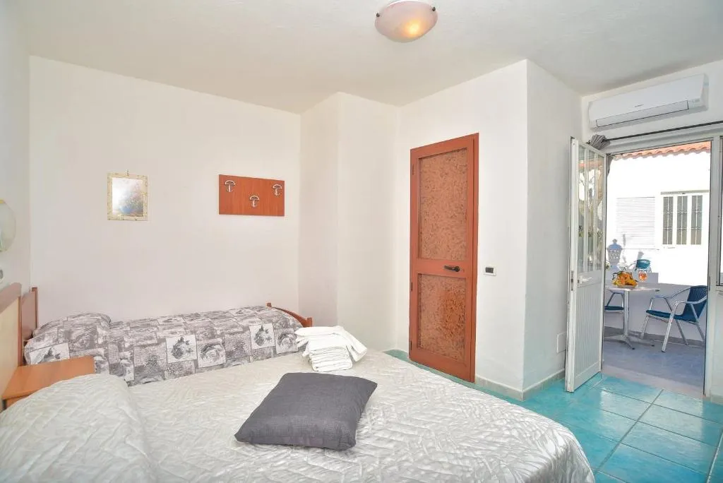 TRIPLE CLASSIC Room, Junior Village, Naples