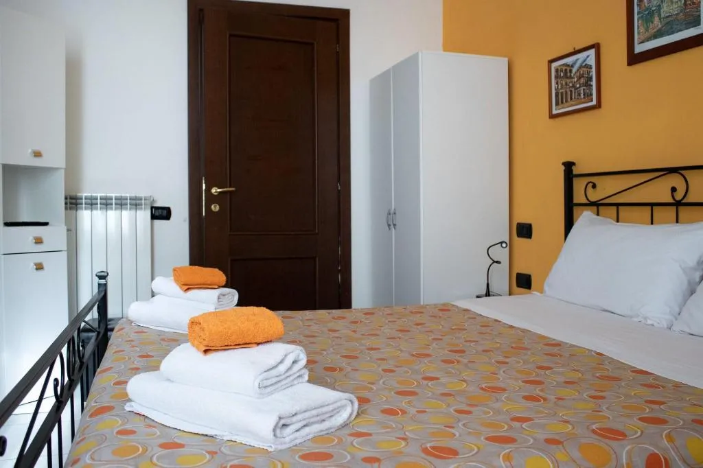 Room, Pomodoro B&B, Naples