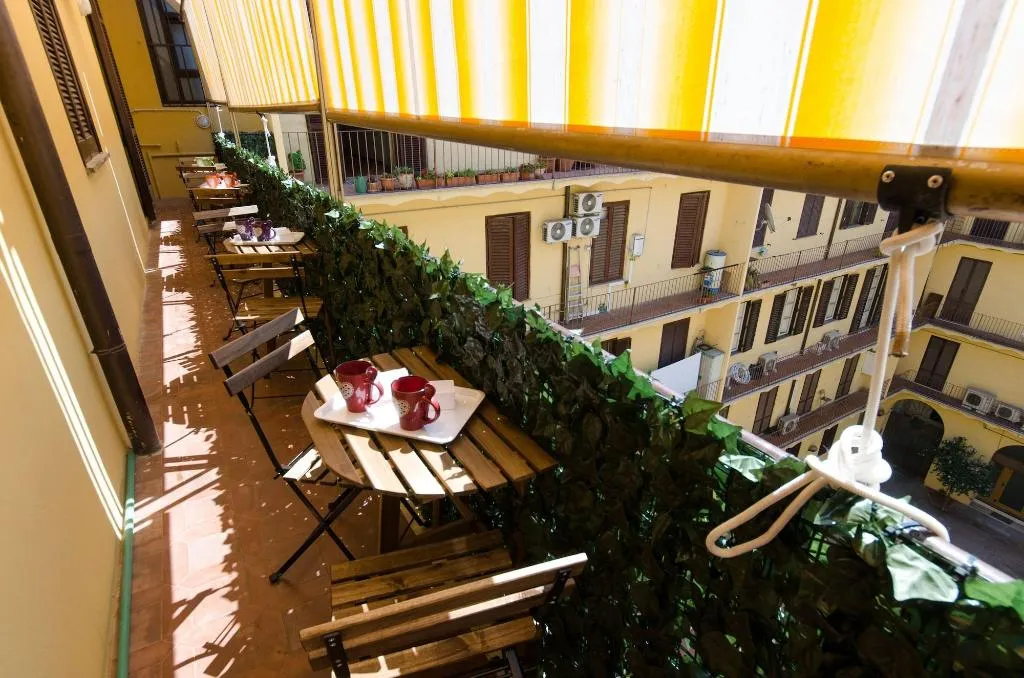 Room, Gemme Di Roma, Naples