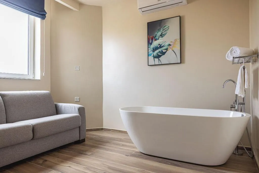 Room, C'est La Vie Boutik Swieqi, Malta