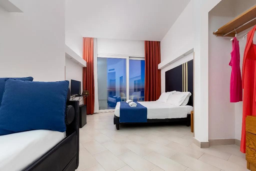 FAMILY ROOM FOUR BEDROOMS ONE BATHROOM Room, Giosue' a Mare, Naples