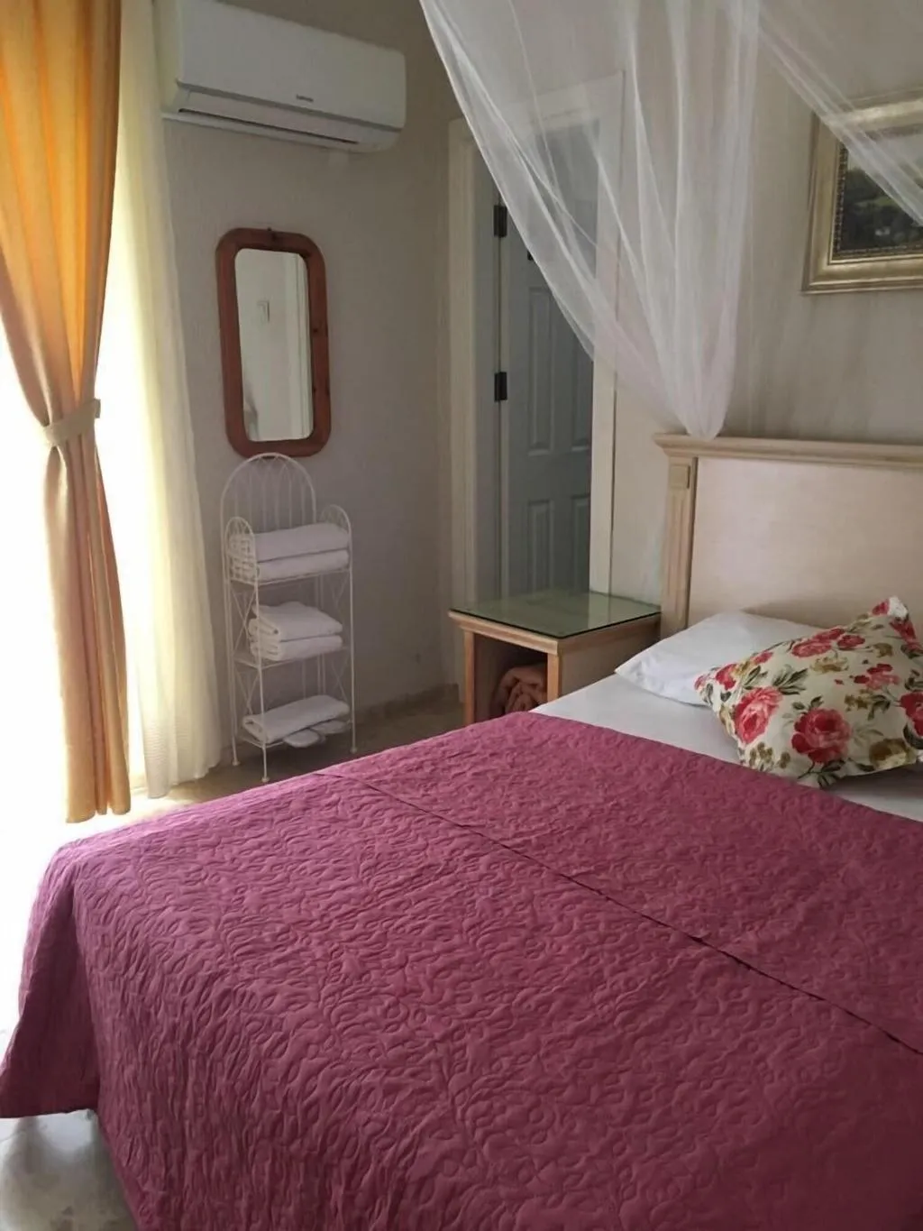 Room, Melaike, Izmir