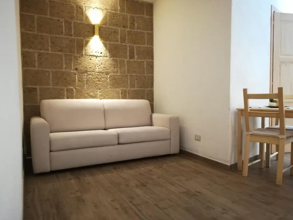 Room, Via Del Duomo, Naples