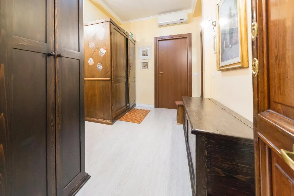 Lobby, Ai 7 Scalini, Naples