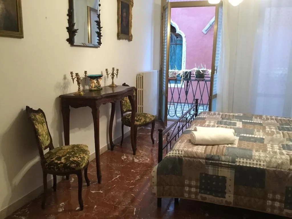 Room, Venice Sun Apartment And Rooms, Venice