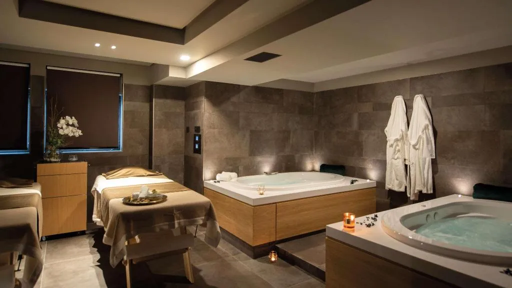 Sports and Entertainment, Gold Tower Lifestyle Hotel, Naples